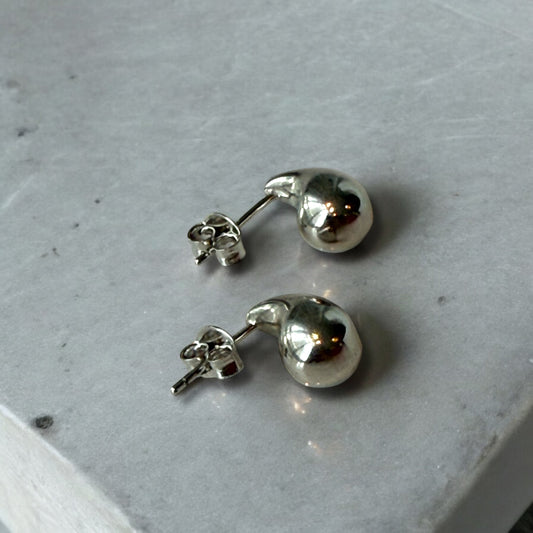 Comma Studs